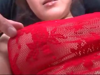 Rui natsukawa in rood lingerie gebruikt door drie striplings