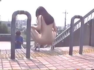 Japán meztelen fiatal nő walking -ban nyilvános