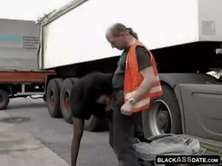 Черни harlot езда на ripened truck шофьор извън