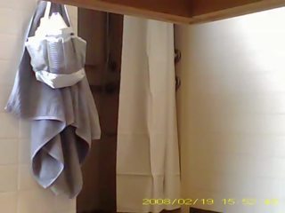 スパイ 挑発的 19 年 古い 女の子 シャワー で 寮 バスルーム