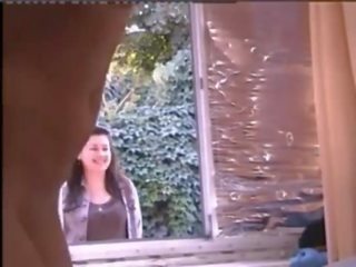 Adolescent khỏa thân trong cửa sổ trong khi người vượt qua hahaha
