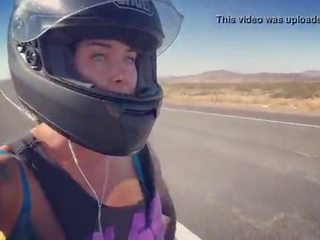 Felicity feline motorcycle femme fatale a montar aprilia em sutiã