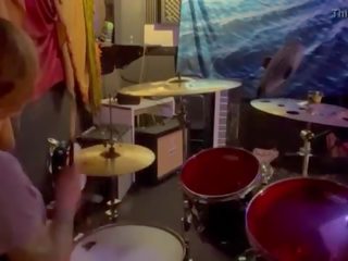 Felicity feline drumming in haar lockout